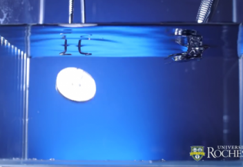 Суға батпайтын металл жасалды (видео)