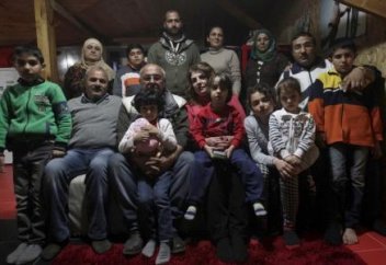 Грек отбасы сириялық босқындарды үйіне кіргізіп алды