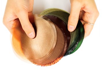 Саудиялық дизайнер құрмадан жасанды былғары жасайтын машина ойлап тапты