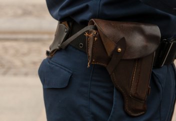 В каких случаях полицейским в Казахстане можно применять оружие