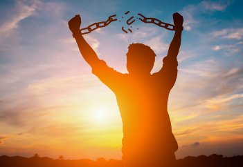 Билік ел тұрғындарын 100 млн-ға тарта қарызынан құтқарды