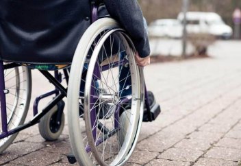 Как инвалидам получить индивидуального помощника или коляску. Правила. Инвалидам теперь не нужно каждый год подавать заявления на получение услуг