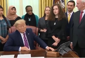 Трамп вступился за верующих в США (ВИДЕО)