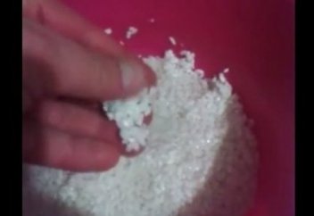 Алматылық сатып алған күрішінің пластик болып шыққанын мәлімдеді (видео)