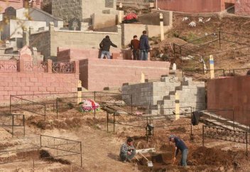 Беднякам Алматы и на кладбище нет места  (фото)