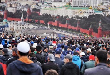 Сотни таджикских мигрантов покинули Россию перед ЧМ-2018