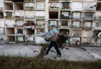 Ақысы төленбегені үшін қабірдегі мәйіттерді лақтыруда (фото)