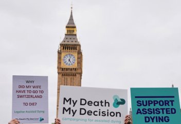 Шотландские законодатели отклоняют законопроект, позволяющий смертельно больным людям покончить с собой