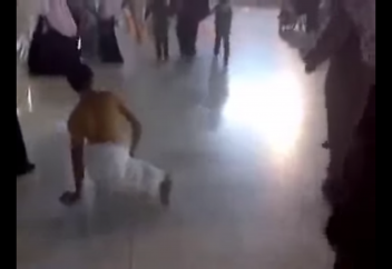 Аяғы жоқ кісі қажылық жасады (видео)