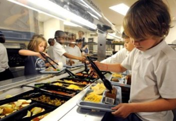 Во Франции запретили свинину в школьных обедах