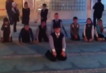 Сыныптастарына еліктеген орыс оқушыларының намазы (ВИДЕО)