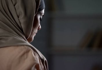 Сары және қоңыр түсті бөлінулер хайызға жата ма?