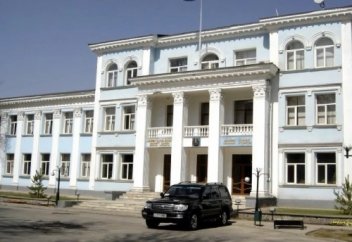 Шымкент қаласының әкімі бюджеттен жаңа жылға арнайы бөлінген 80 млн. тг. жетімдер мен кедейлерге таратты.