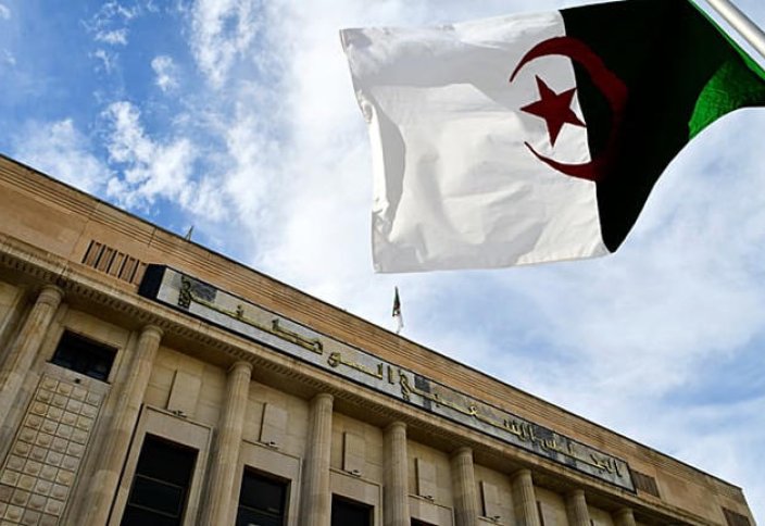 Алжир принимает закон, объявляющий французскую колонизацию «государственным преступлением»