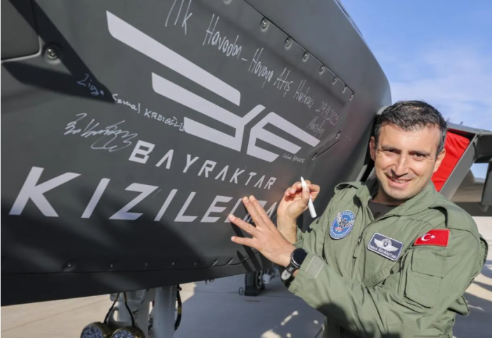 Әлемде алғаш рет ұшқышсыз ұшатын Bayraktar Kızılelma жойғыш ұшағы ұшақты атып құлатты (видео)