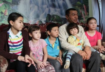 Оралда жалғызбасты әке бес қызын жалғыз өзі тәрбиелеп отыр (фото, видео)