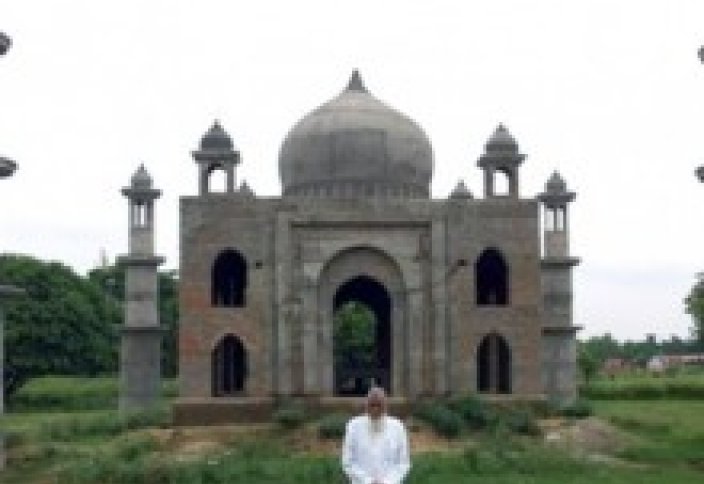 Зейнеткер өз ауласында Тәж-Махал көшірмесін тұрғызды