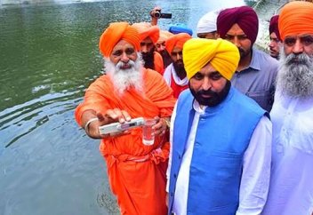 Индийский министр выпил воды из "священной реки" и попал в больницу