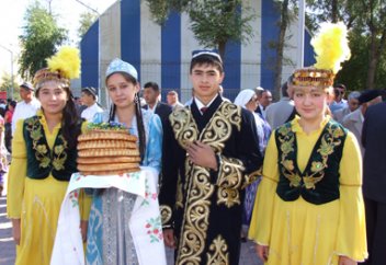 Тәжіктер тегіне орысша жалғау қосуға заң жүзінде тыйым салды