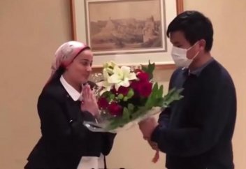 Жөтелгені үшін таксиден күштеп түсірілген қытай турисінен Мысыр билігі кешірім сұрады (видео)