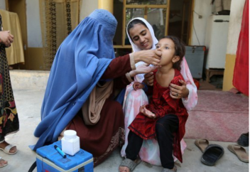 Пәкістанда баласына екпе салдырудан бас тартқан ата-ана түрмеге қамалады