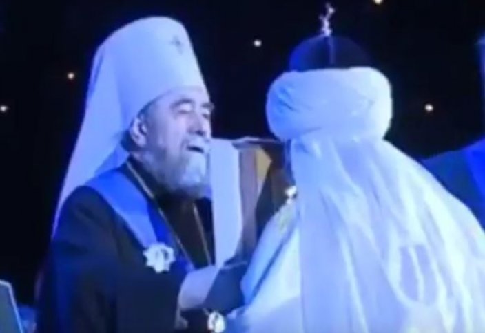 Зачем верховный муфтий целует икону (ВИДЕО)