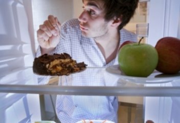 Түнде тамақ жеу есте сақтау қабілетін төмендетеді