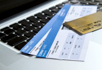 Қайтарылмайтын әуе билеті мен қосымша тауар мен қызмет таңу заңсыз болады