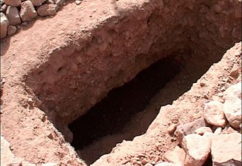 «Ложить горсть земли» усопшему при погребении – обычай или религиозный ритуал?