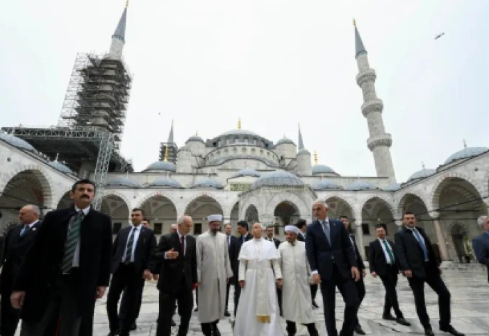 Папа Лев XIV посетил Голубую мечеть в Стамбуле и обошёл Айя-Софию