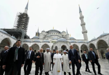 Папа Лев XIV посетил Голубую мечеть в Стамбуле и обошёл Айя-Софию