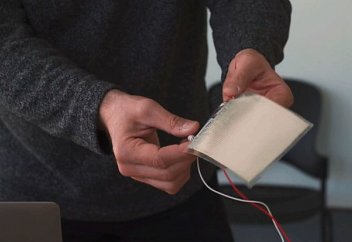 Қабырғаға іліп қоюға болатын қалыңдығы қағаздай дыбыс күшейткіш құрылғысы жасалды (видео)