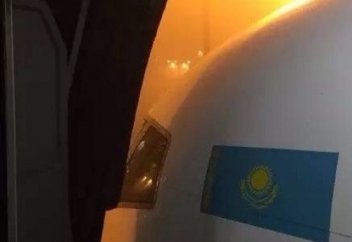 ҚАЗАҚ ҰШҚЫШЫ ПЕКИН ӘУЕЖАЙ ҚЫЗМЕТКЕРЛЕРІНІҢ ЖАҒАСЫН ҰСТАТТЫ (ФОТО)