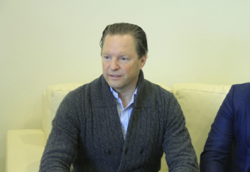 «ӘЗІРЕТ СҰЛТАН» МЕШІТІНЕ КЕЛГЕН ШЕТЕЛДІК ТУРИСТ ИСЛАМ ДІНІН ҚАБЫЛДАДЫ (ФОТО)