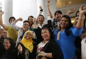 Трансвеститтер шариғат шәлісін жамылу құқығына ие болды