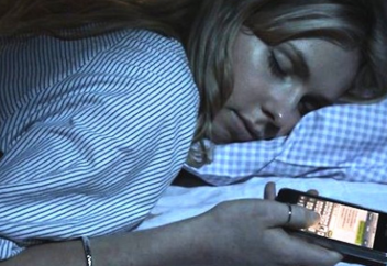 Названа опасность исходящего от смартфонов света