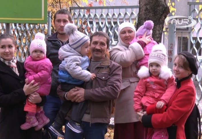 Почему мусульманская семья усыновила семерых детей? (Видео)