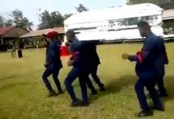 Өлген адаммен билеп қоштасатындар мәйіттен неге қашты (видео)