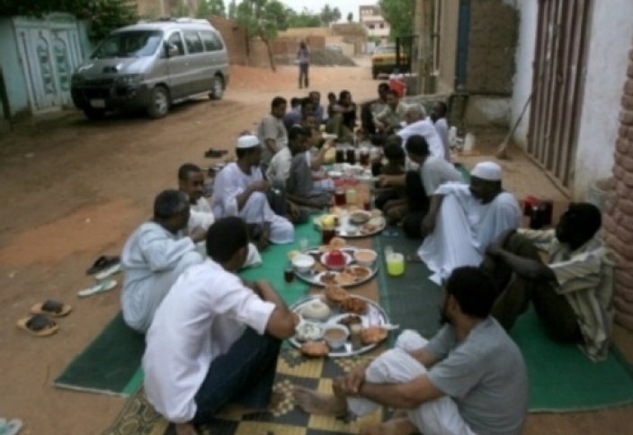Судан мұсылмандары қала көшелерінде ауызашарлар жасауда