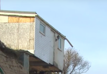 Жар жағасында тұрған қыл үстіндегі өмір (видео)