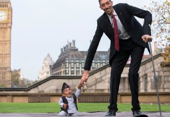 Әлемдегі ең ұзын адам ең қысқа адаммен кездесті