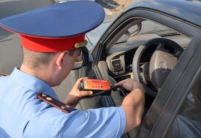 Жаңа заң бойынша көлігін полицей тоқтатқан жүргізушілердің не істеуге құқығы бар?