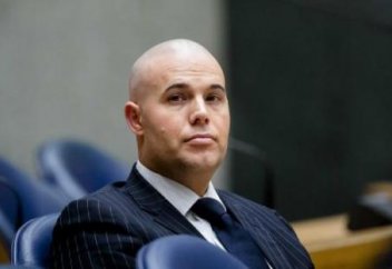 Тарих қайталанады: бүгінгі саясаткерлер кезіндегі мүшріктердің әрекетін еске түсіреді