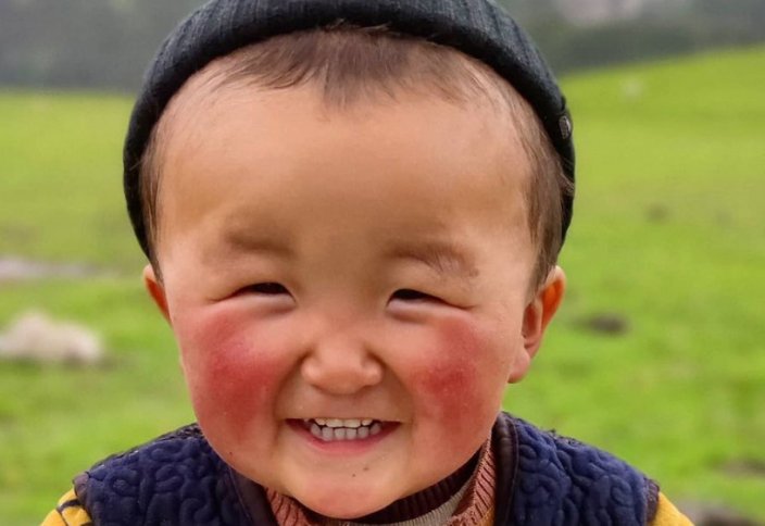 "Мальчик-солнышко" из Кыргызстана покорил Сеть своей улыбкой (фото)