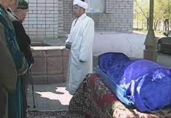 Жаназа намазын шығаруға кім лайығырақ: уәли ма, имам ба?