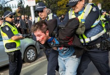 Оңшыл радикалдар мұсылмандарды шошқаның басына теңеді