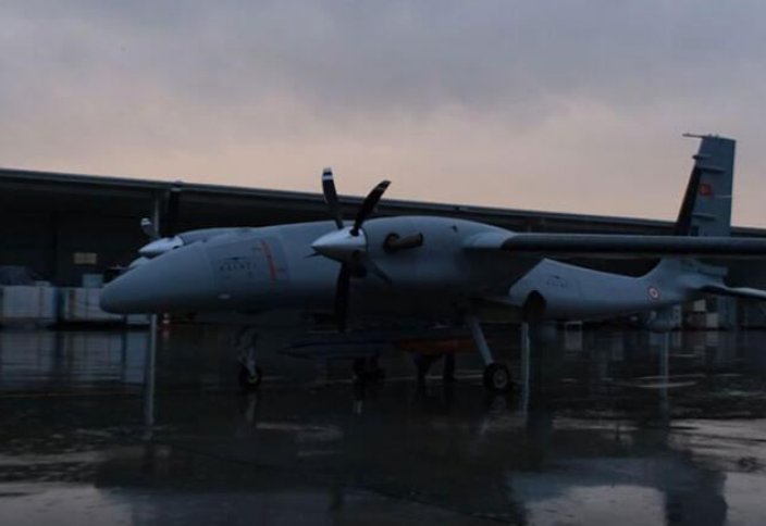 Түріктердің Bayraktar AKINCI әскери дроны сынақ кезінде TOLUN шағын бомбасымен нысанаға дәл соққы берді (фото+видео)