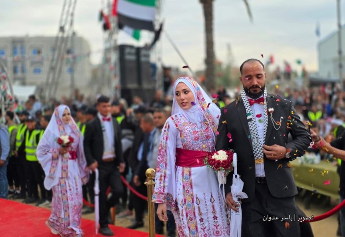 Фото: Ғаззаның ортасында 300 жұп бір мезгілде үйлену тойын өткізді.