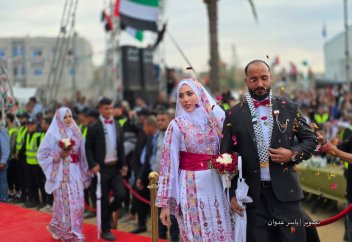 Фото: Ғаззаның ортасында 300 жұп бір мезгілде үйлену тойын өткізді.