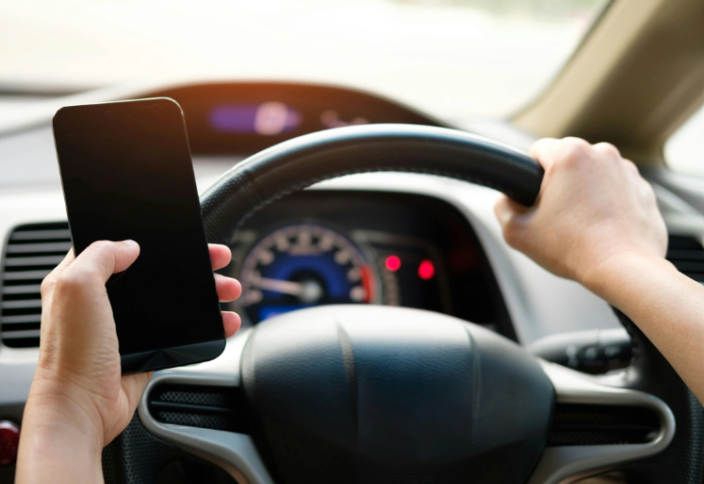 Нидерландыда көлік жүргізіп отырып телефон қолданғаны үшін айыппұл көлемі артты